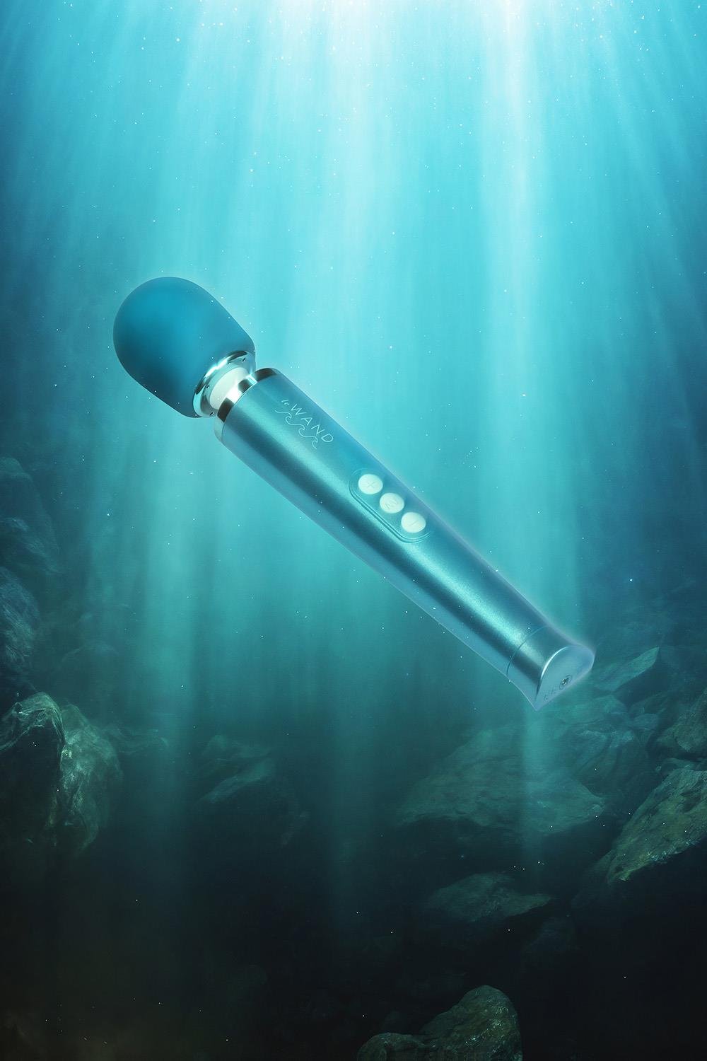 Le Wand Dive Submersible Rechargeable Vibrating Massager Vibrator Blue