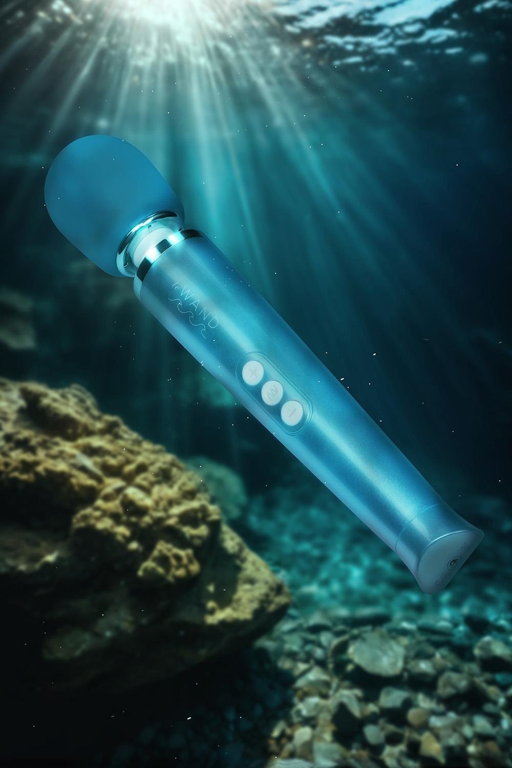 Le Wand Dive Submersible Rechargeable Vibrating Massager Vibrator Blue