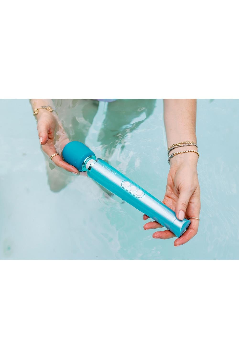 Le Wand Dive Submersible Rechargeable Vibrating Massager Vibrator Blue