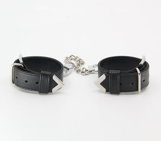 Love In Leather Leather Wrist Restraints With Silver Tip