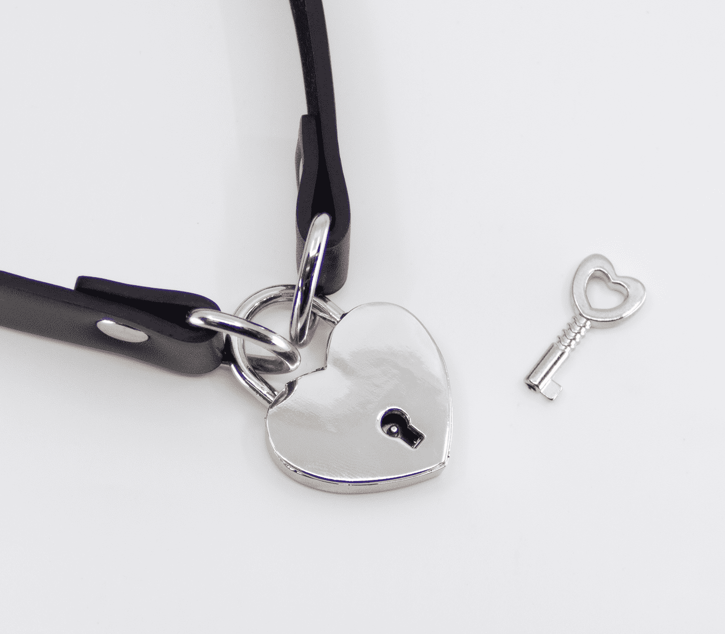 Love In Leather Faux Leather Collar With Functional Heart Padlock